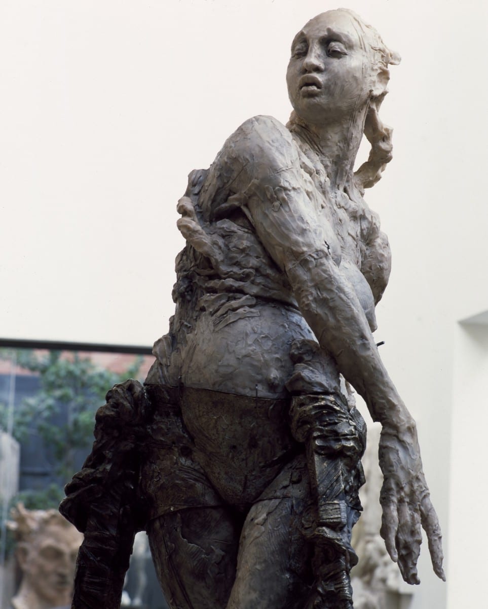 Víctor Benítez, Mujer de Pie (Pistola con Pies de Mujer Varilla) (Detalle), bronce a la cera perdida, 75 x 55 cm, 1992 © de el estudio del artista 