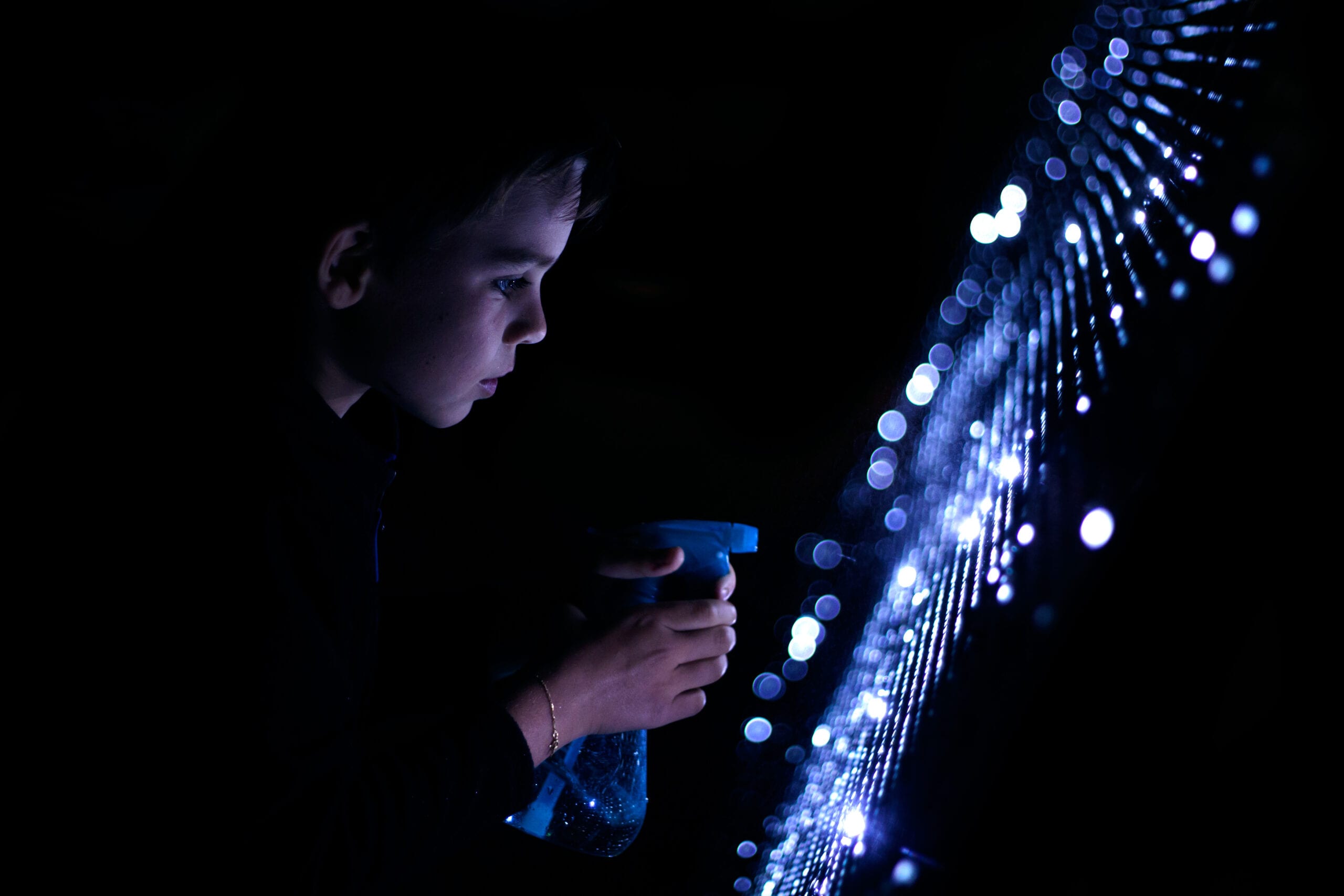 Световая вода. Клип Хаус музыкой мальчик бежит за светящимися рисованный. Interactive light